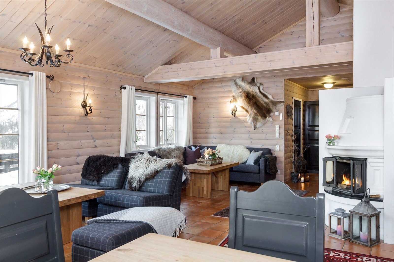 Peisen er sentralt plassert mellom stue og spiseplassen. Galleribilde