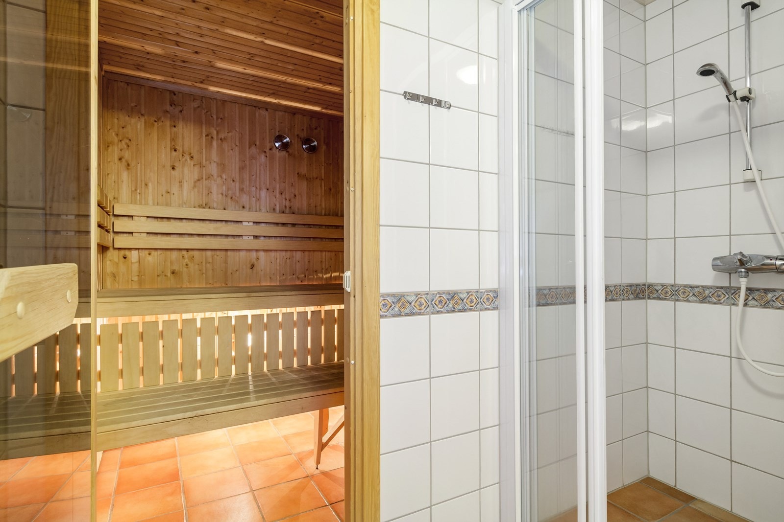 Badstue med faste sittebenker og elektrisk badstueovn. Galleribilde