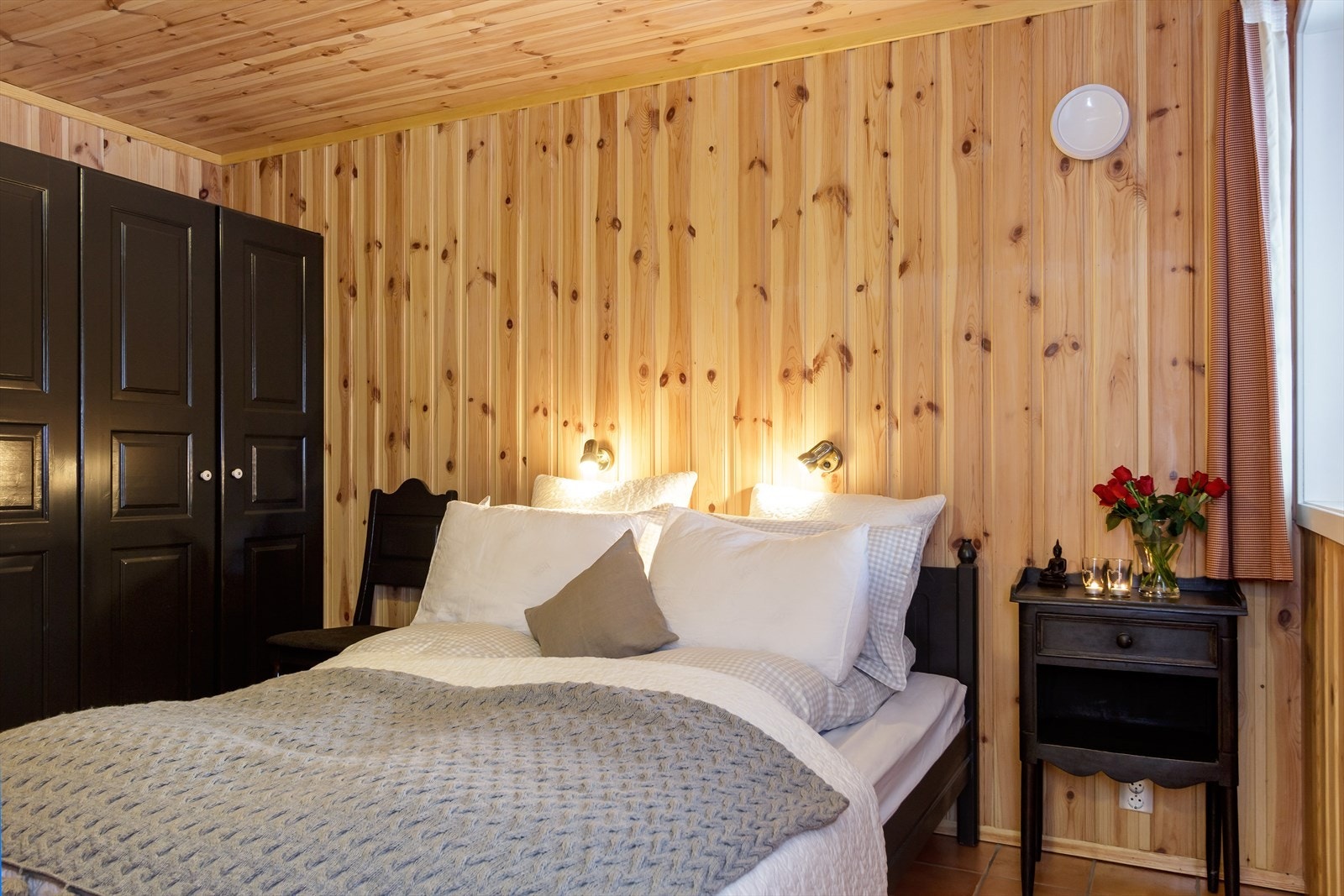 Hytta inneholder 4 soverom med tilsammen 12 sengeplasser, alle soverommene har fastmonterte klesskap. Galleribilde