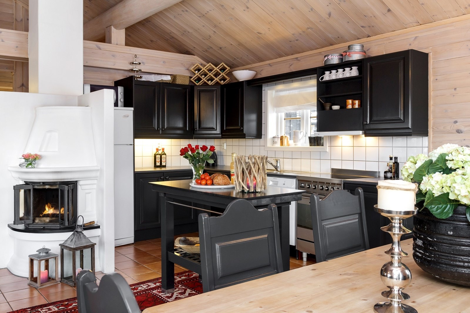 Lekkert heltre kjøkken, godt med skap- og benkeplass. Galleribilde