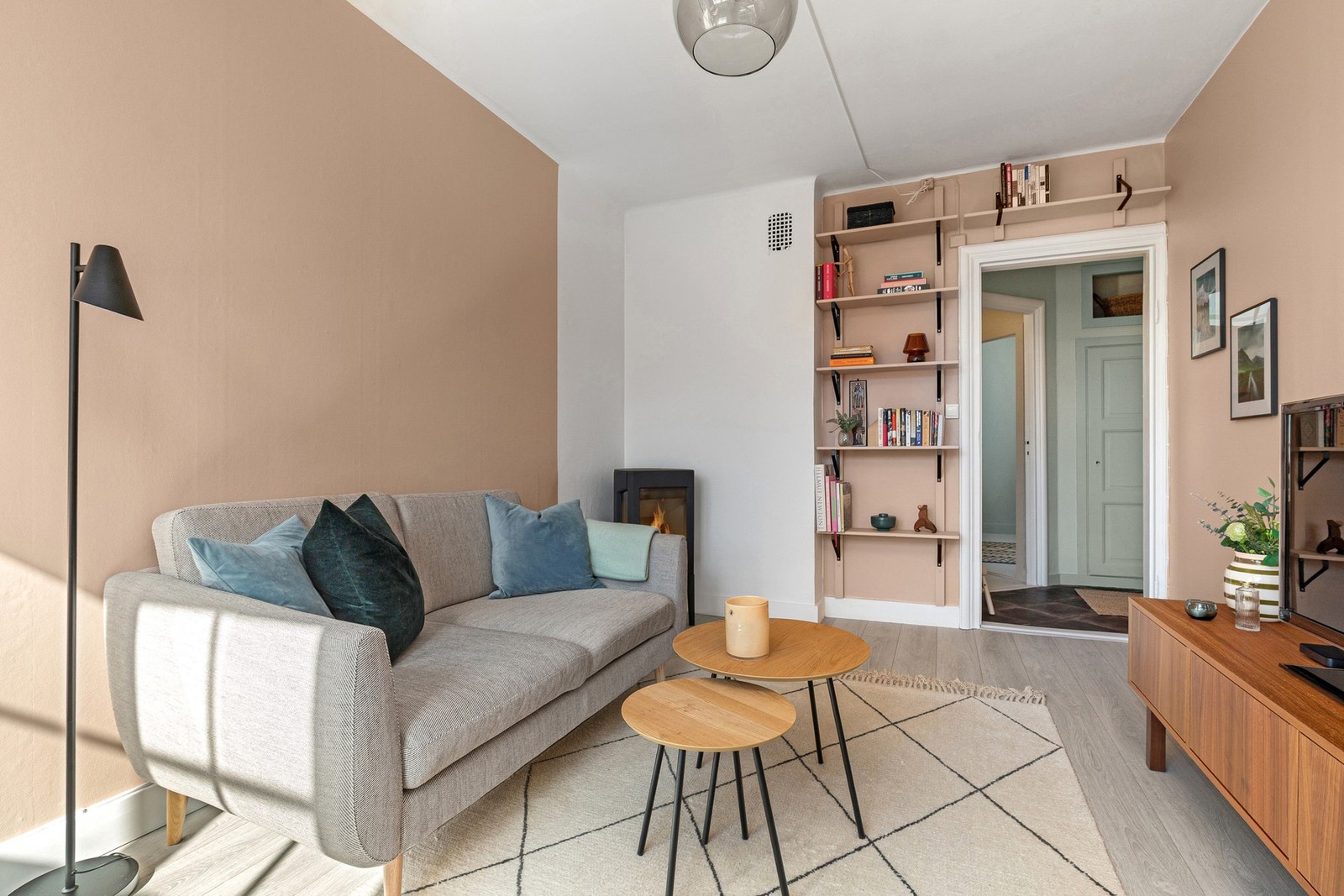 God plass til sofagruppe, spisegruppe og TV- løsning. Galleribilde