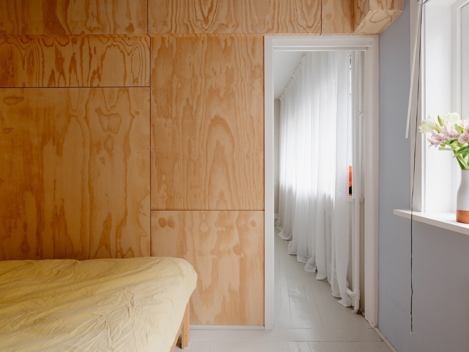 Vindu vender mot rolige omgivelser. Galleribilde