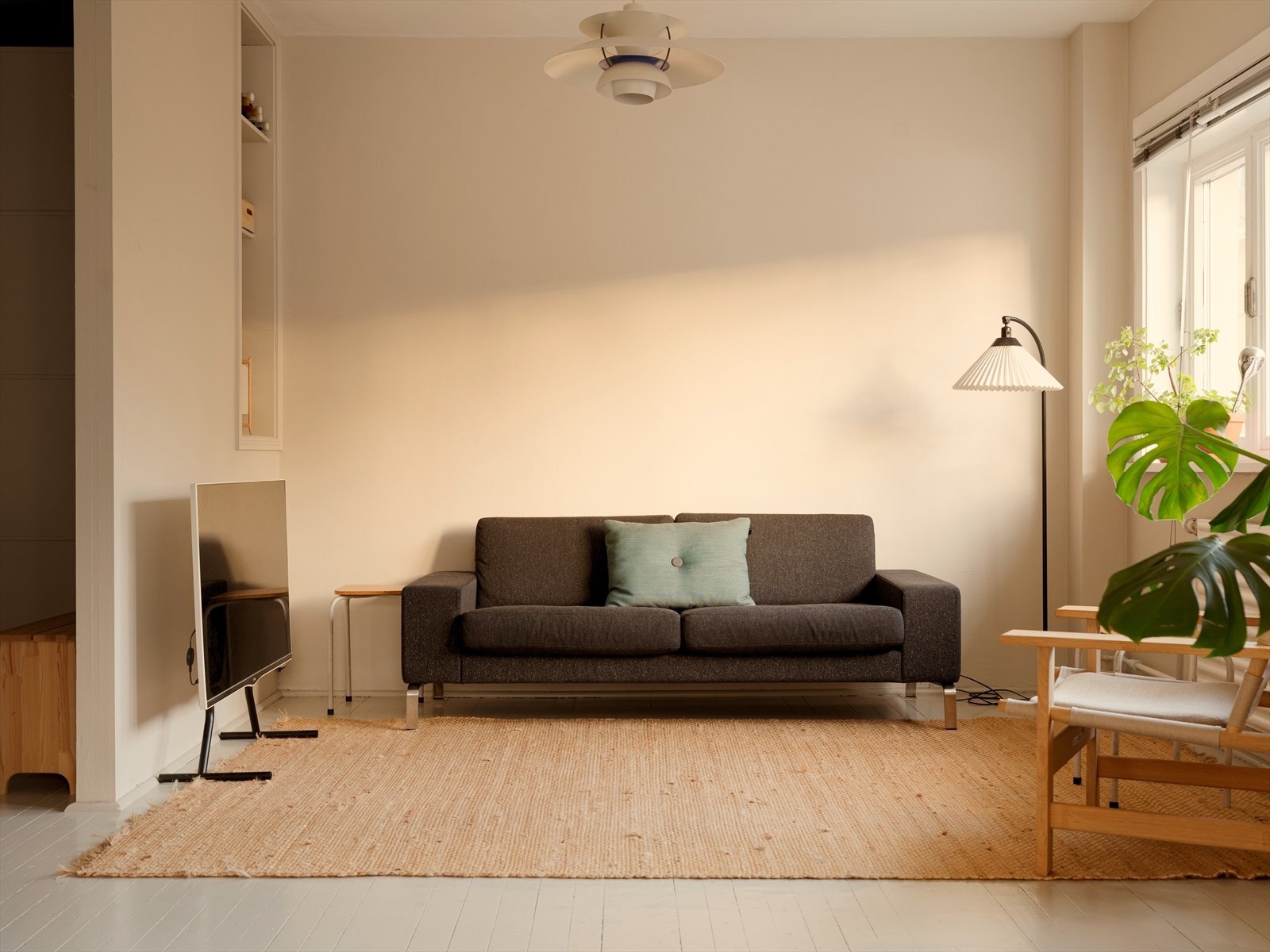 Store vinduer i flere himmelretninger sørger for fantastisk lysinnslipp gjennom hele dagen. Galleribilde