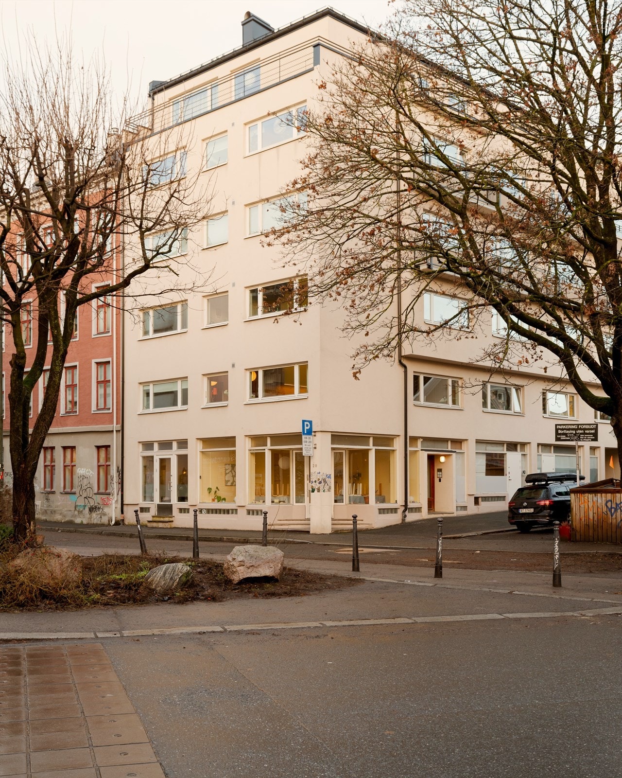 I Enebakkveien 20 bor du rolig innerst i en blindgate. Samtidig har du både 37-busen og 20-bussen like ved, noe som gjør det enkelt å forflytte seg rundt i byen, det er også gangavstand til sentrum og flere bysykkelstativer like ved. Galleribilde