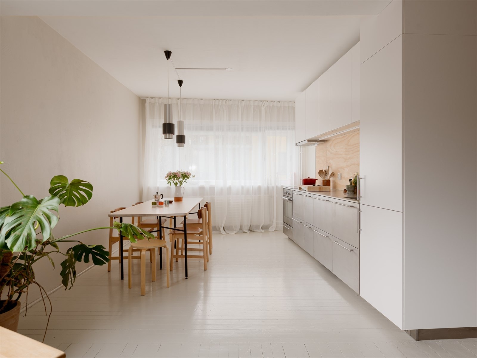 Planløsningen er åpen og sosial, med god plass til både en ordentlig sofa- og TV-krok i tillegg til spisebord hvor det kan dekkes på til mange gjester. Galleribilde