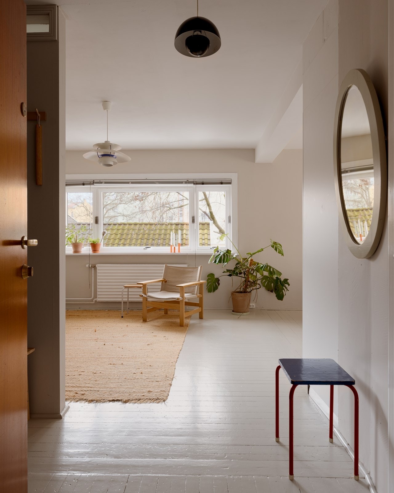 I det du trer over dørstokken merker du leilighetens gode atmosfære og herlige lysforhold. Galleribilde