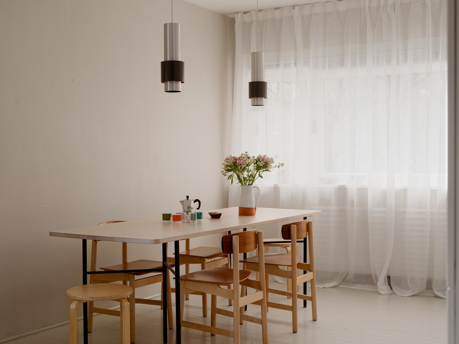 Boligen har malte tregulv og glatte, moderne overflater i en delikat fargepalett. Galleribilde