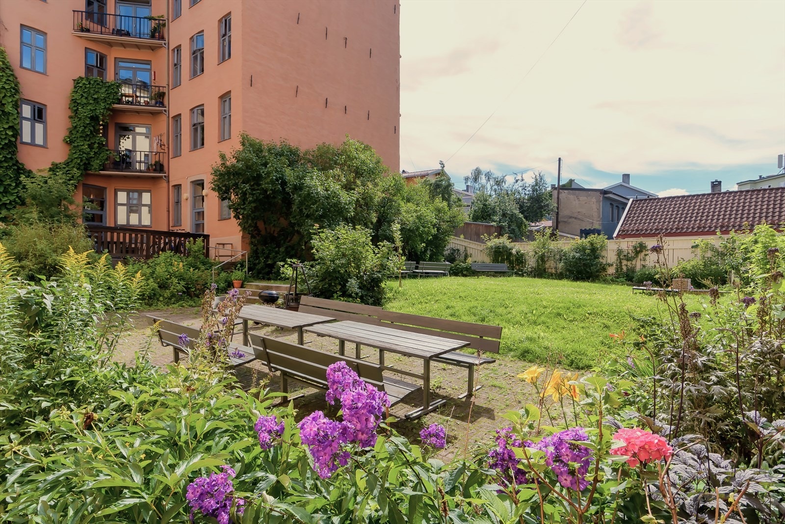 Borettslaget har en grønn og flott bakgård med sittegrupper, grill, lekeplass og diverse beplantning. Galleribilde