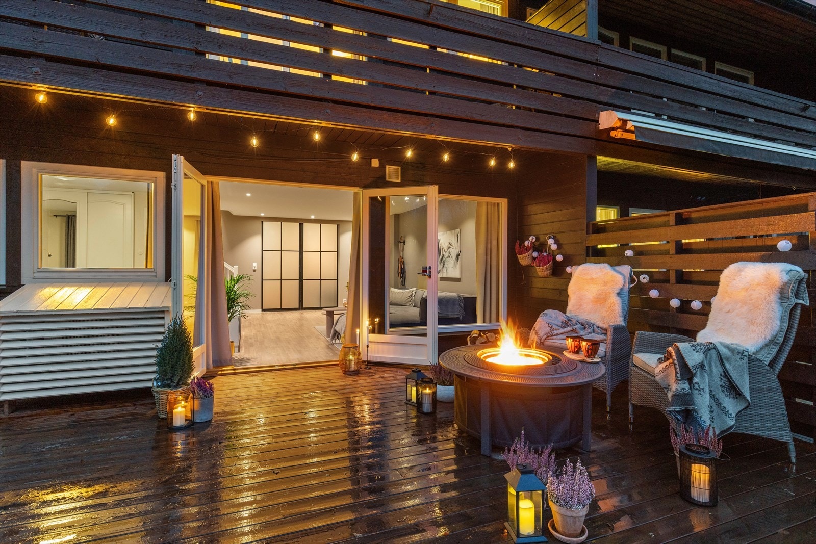 Uteområdet er flott opparbeidet med stor terrasse og hage. Galleribilde