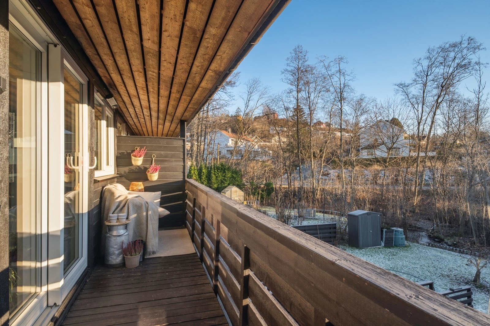 Fra spisestuen har man utgang til en sydvendt balkong på 9 kvm med utsikt over hagen. Galleribilde