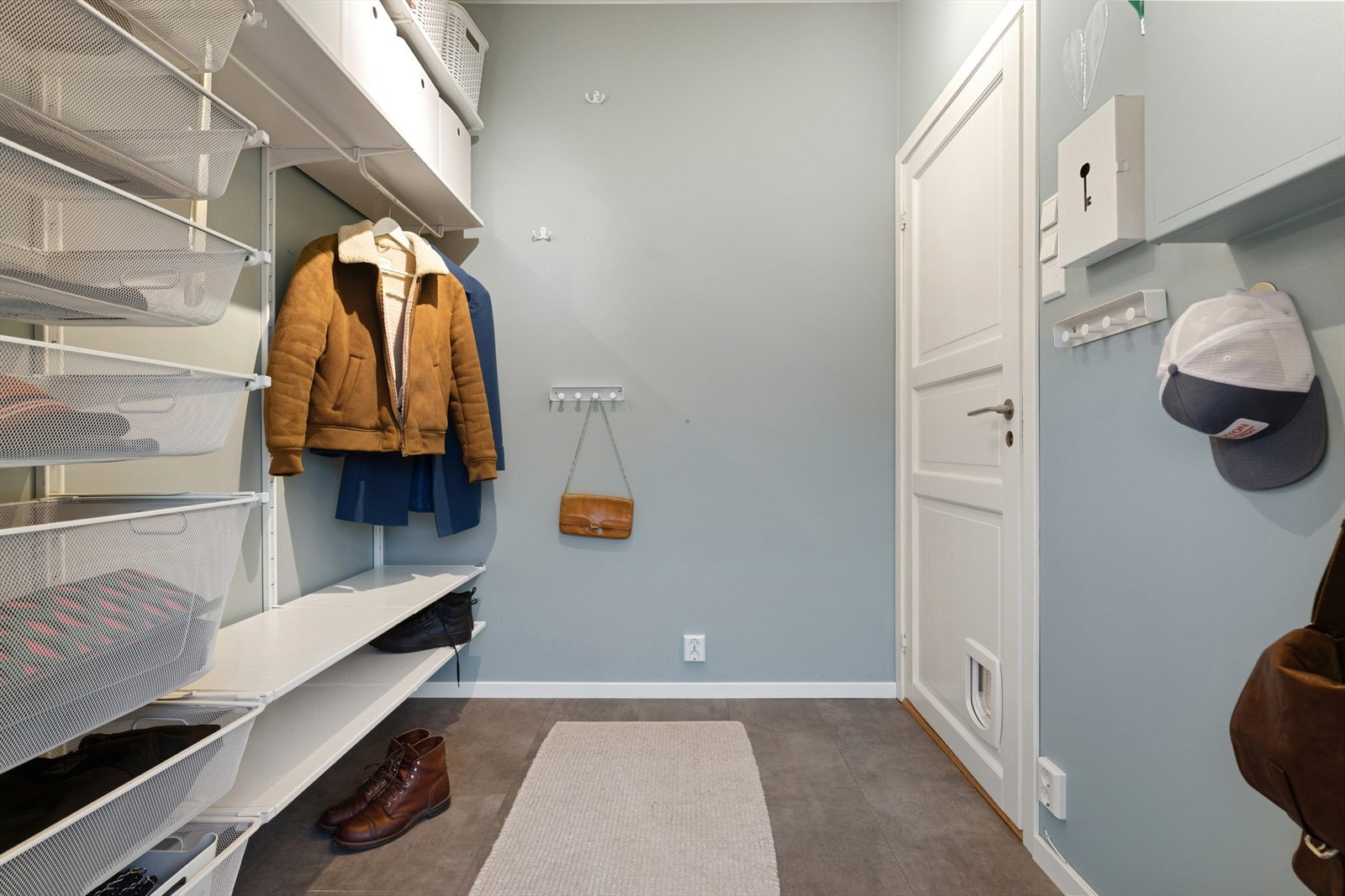 Romslig entré som er praktisk innredet med god garderobeløsning hvor man har plass til hele familiens yttertøy og sko. Galleribilde