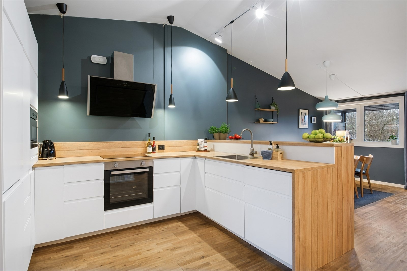 Kjøkkenet er ellers utstyrt med kombiskap, oppvaskmaskin, stekeovn, mikrobølgeovn, koketopp og kjøkkenventilator med avtrekk ut gjennom taket. Kjøkkenet er også utstyrt med vannstoppsystem og komfyrvakt. Galleribilde