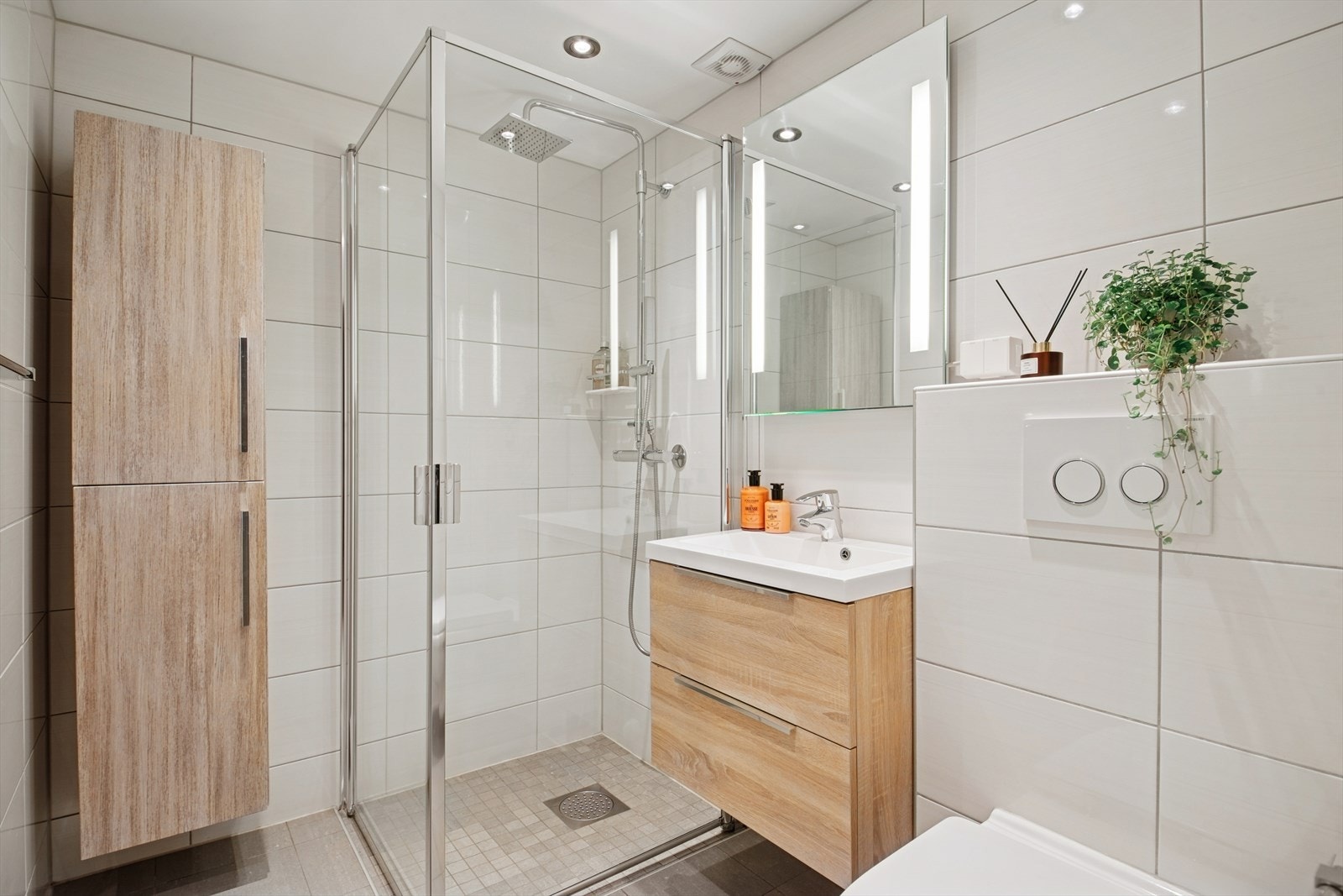 Baderommet i første etasje ble i følge tidligere salgsoppgave pusset opp i 2014 og er tidløst innredet med lyse fliser på vegg og grå fliser på gulv. I gulvet har man også varmekabler for ekstra komfort. Galleribilde