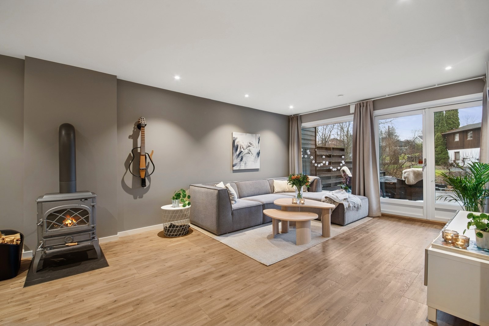 Stuen er ellers utstyrt med både vedovn og varmepumpe som sørger for god- og energieffektiv oppvarming. Galleribilde