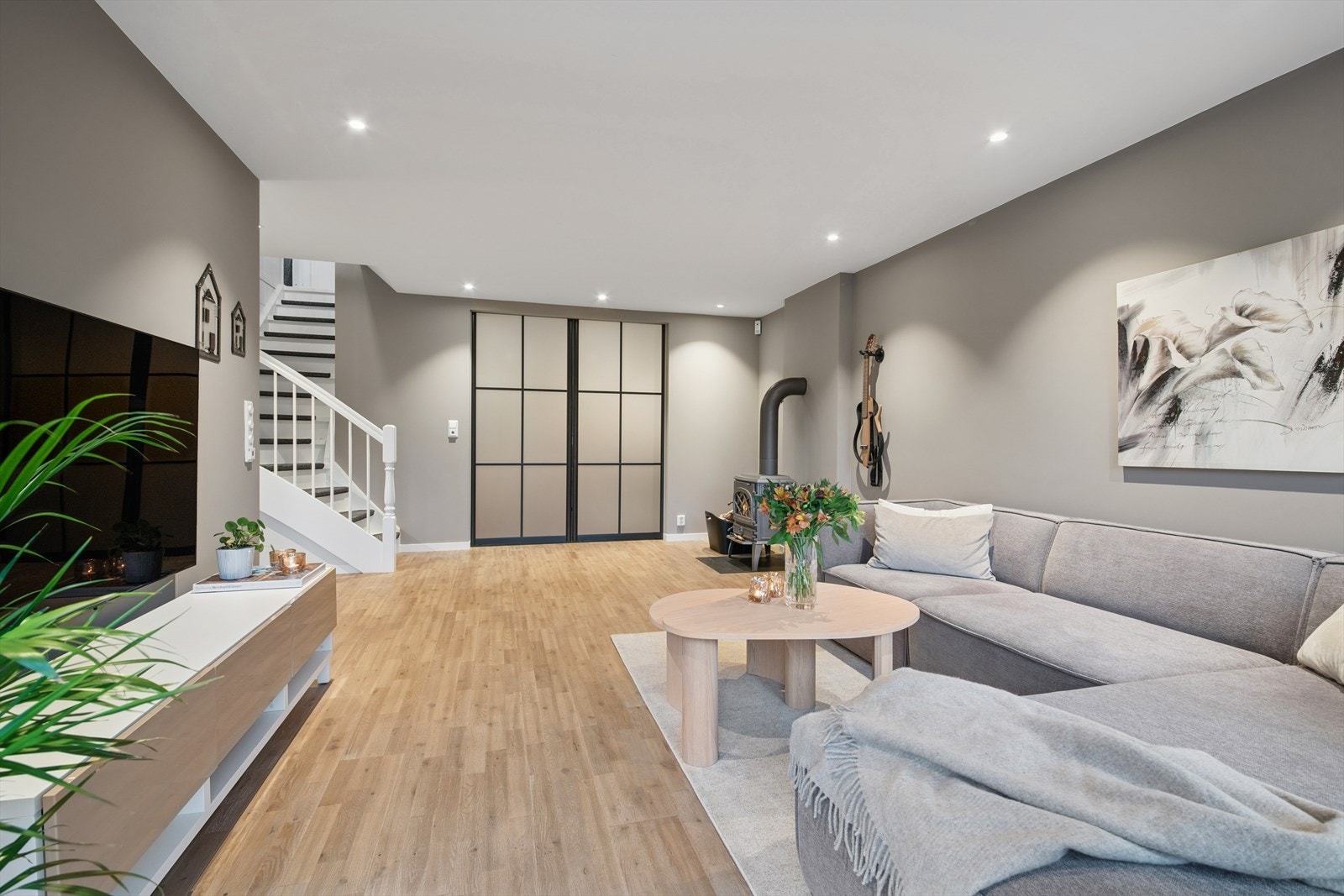 Også dette er et stort og lyst rom hvor man har god plass til å møblere i flere soner. Galleribilde