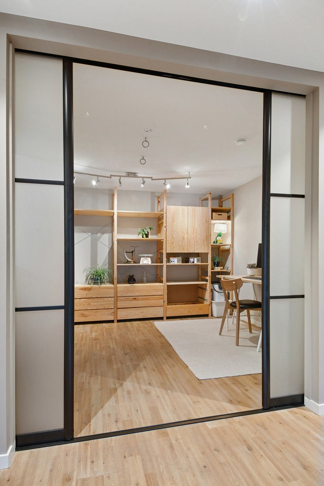 Gjennom doble skyvedører kommer man inn til et rom som i dag er innredet til kontor. Galleribilde