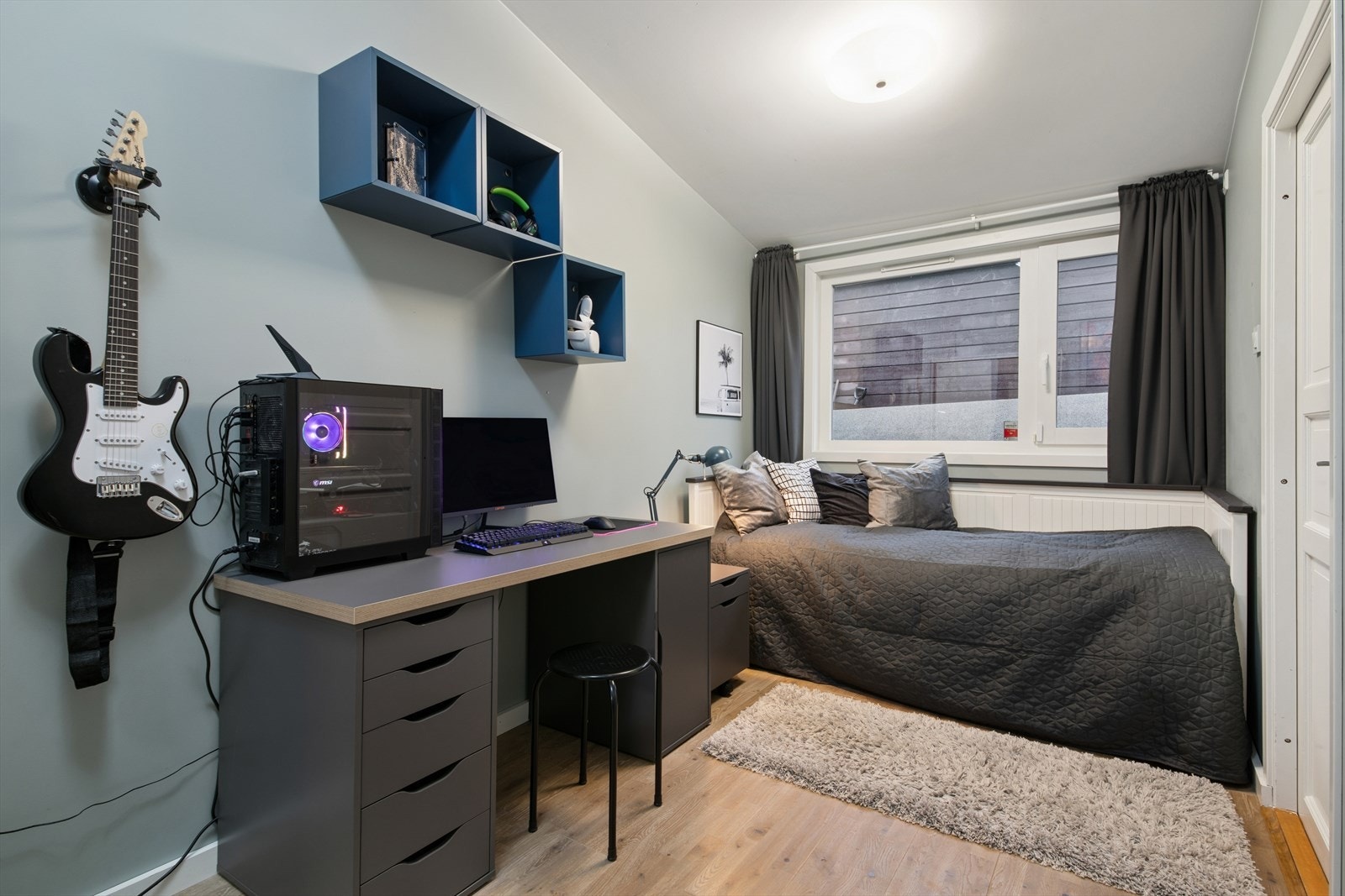 Soverom 2 er også utstyrt med garderobe og har ellers god plass til både seng og skrivepult. Galleribilde