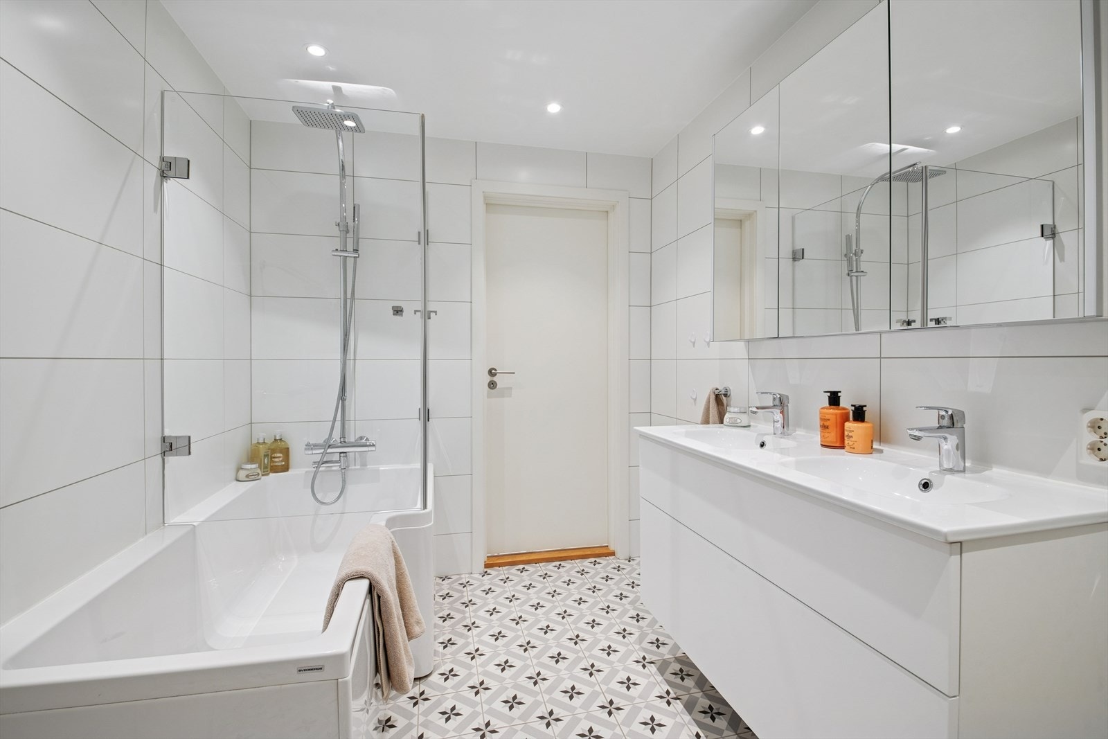 Baderommet i underetasjen ble pusset opp i årsskiftet 2017/2018 og er lekkert innredet med hvite, store fliser på vegg og mønstrede fliser på gulv. Også her har man varmekabler i gulvet. Galleribilde