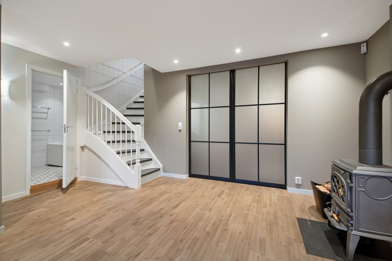 Følger man trappen ned til underetasjen kommer man inn i stuen. Galleribilde