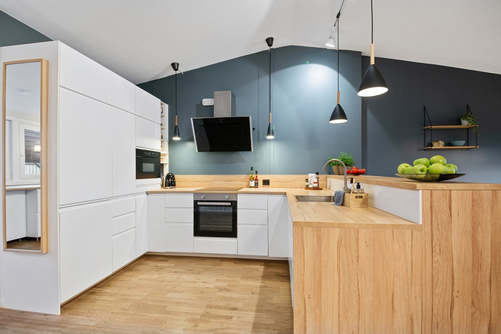 Kjøkkenet er levert av IKEA og ble byttet i 2018. Kjøkkenet er tidløst innredet med hvite, slette fronter og trefarget benkeplate i laminat. Galleribilde