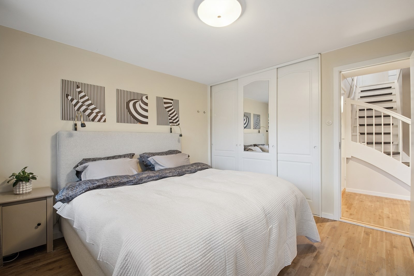 Soverom 3 ligger i underetasjen og benyttes i dag som hovedsoverom. Også her har man skyvedørsgarderobe og god plass til dobbeltseng. Galleribilde