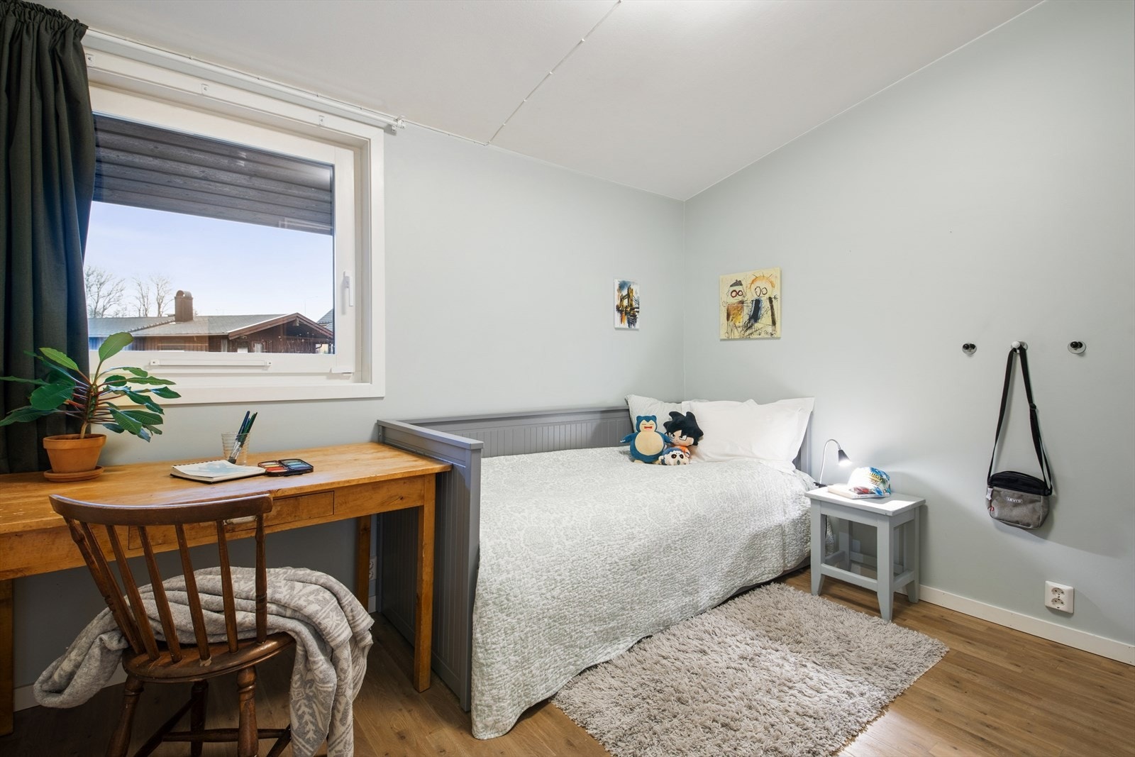 Soverom 1 er romslig og utstyrt med garderobe. I tillegg har man god plass til både seng og tilhørende møblement. Galleribilde