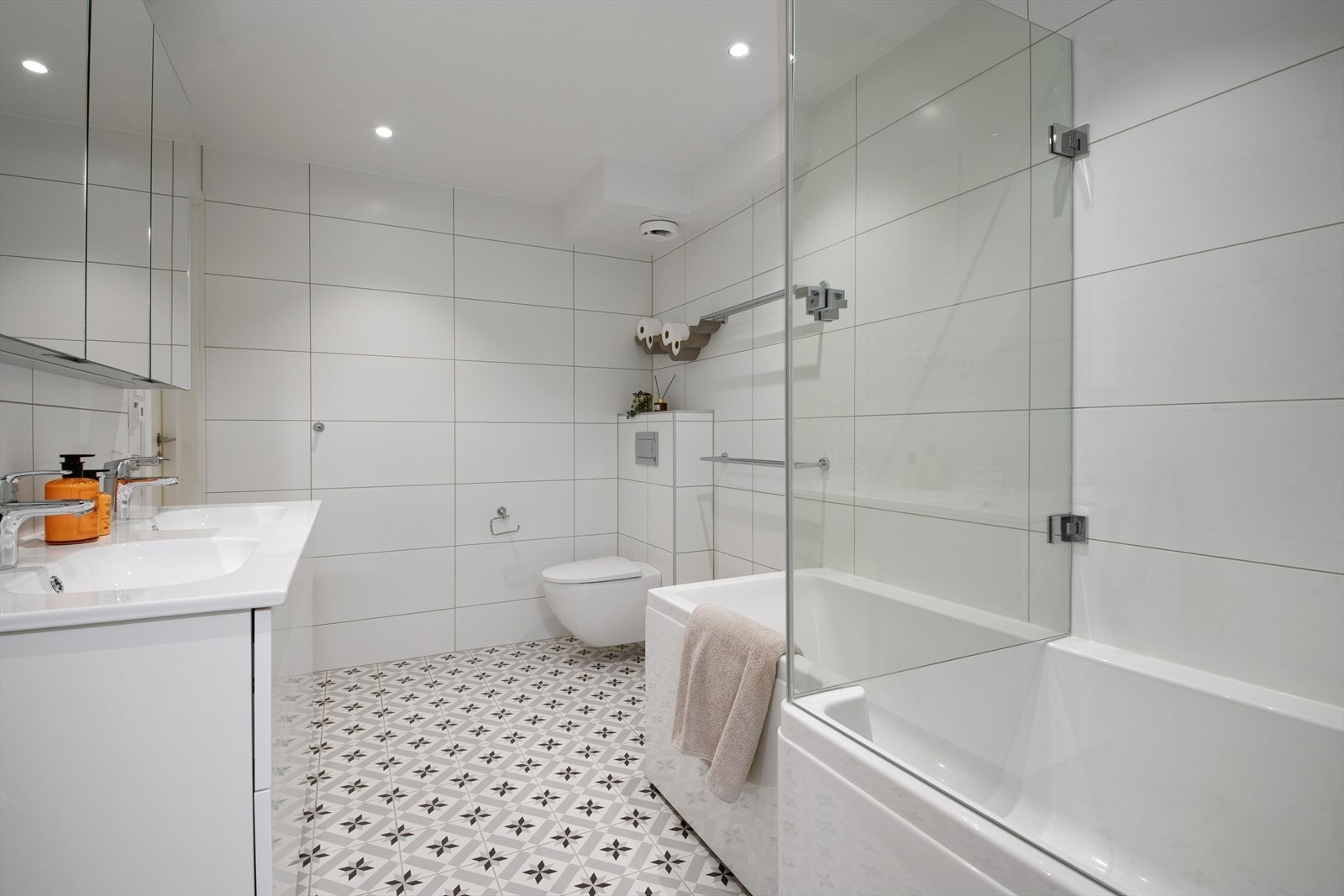 Badet er ellers utstyrt med badekar med dusj, vegghengt toalett og baderomsinnredning med dobbel servant. Galleribilde