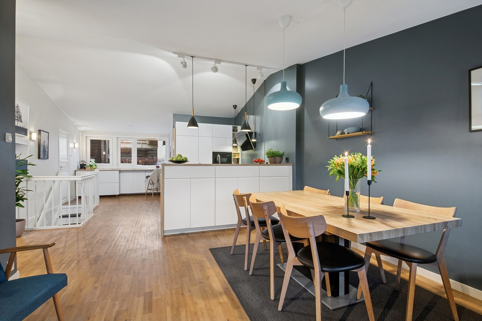 Kjøkken og spisestue ligger i åpen løsning. Et lyst og innbydende rom med store vindusflater som gir rikelig med naturlig lys og som sammen med den ekstra gode takhøyden gir en god romfølelse. Galleribilde