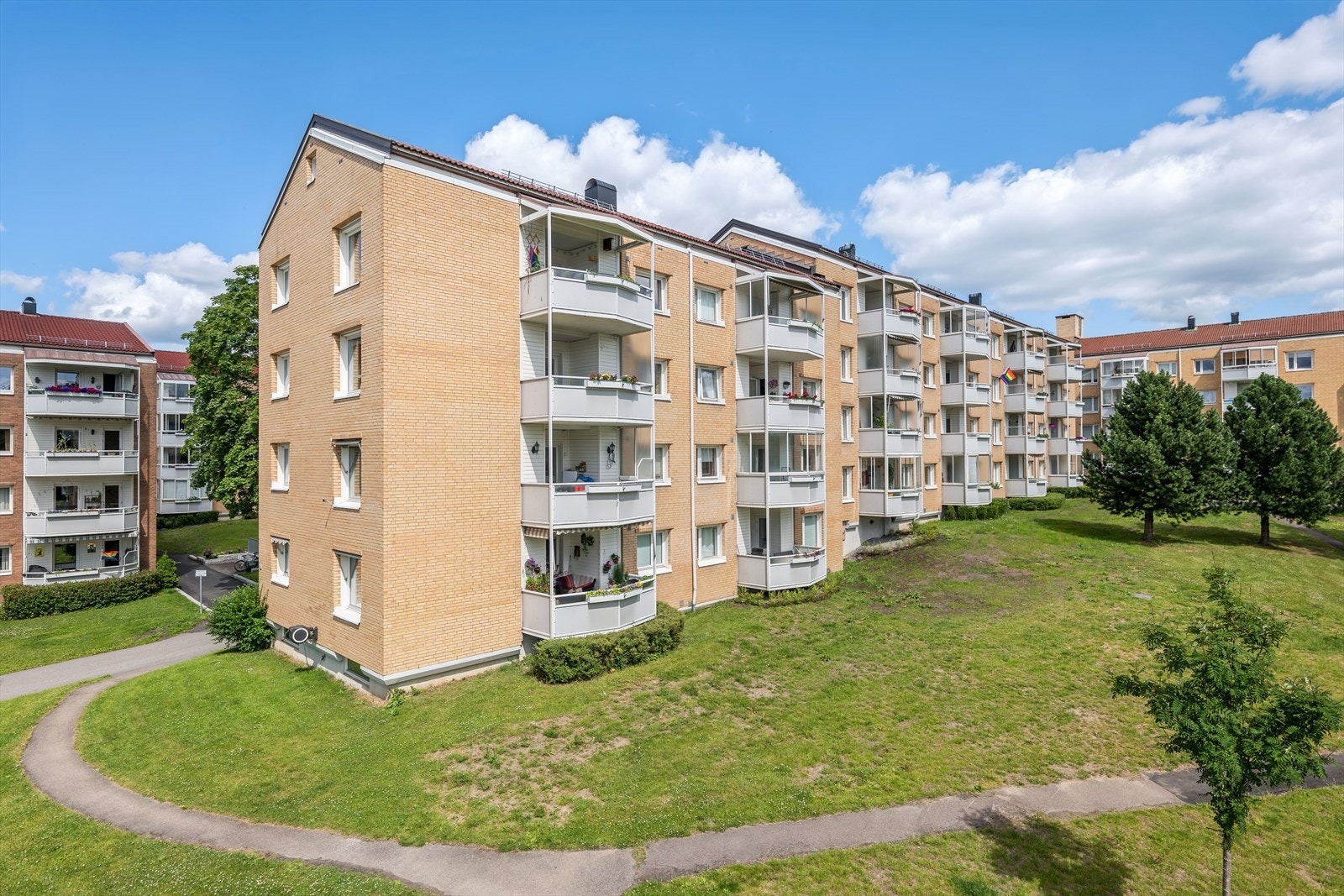 Leiligheten har en fin intern beliggenhet i borettslaget. Galleribilde