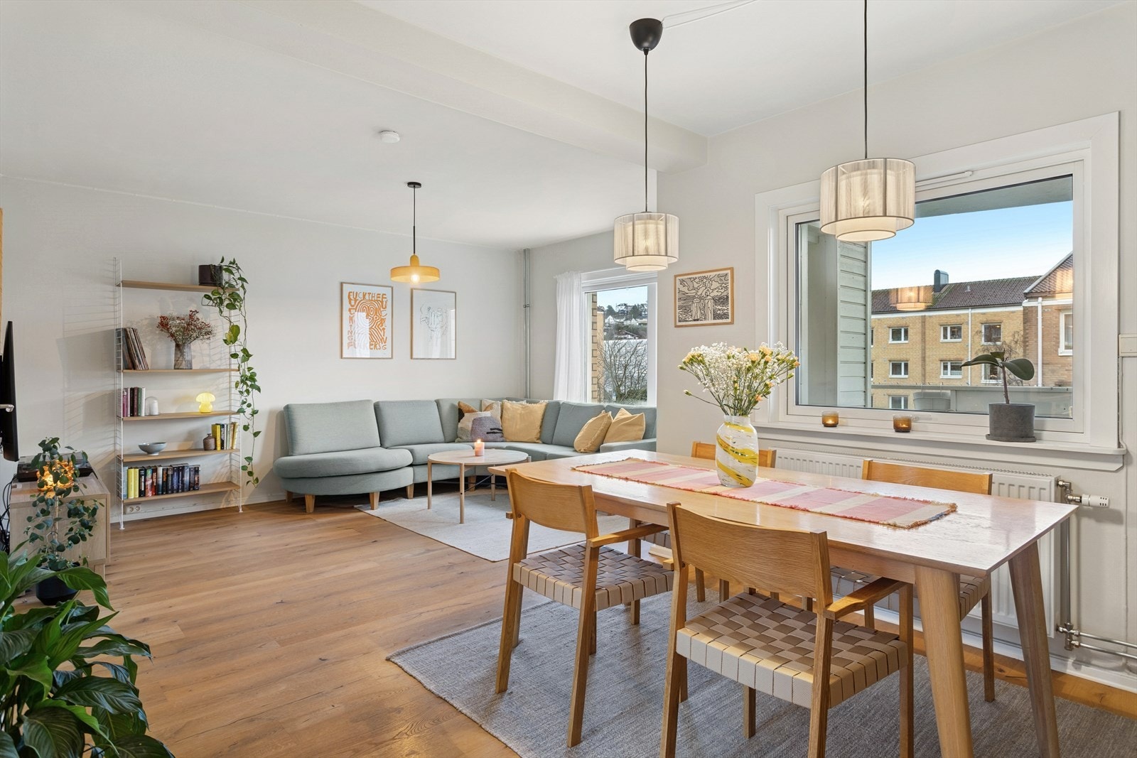 Store vindusflater slipper inn rikelig med naturlig lys og gir en luftig atmosfære gjennom hele rommet. Delikate fargevalg, parkettgulv fra 2019 og moderne belysning skaper et varmt og harmonisk uttrykk. Galleribilde