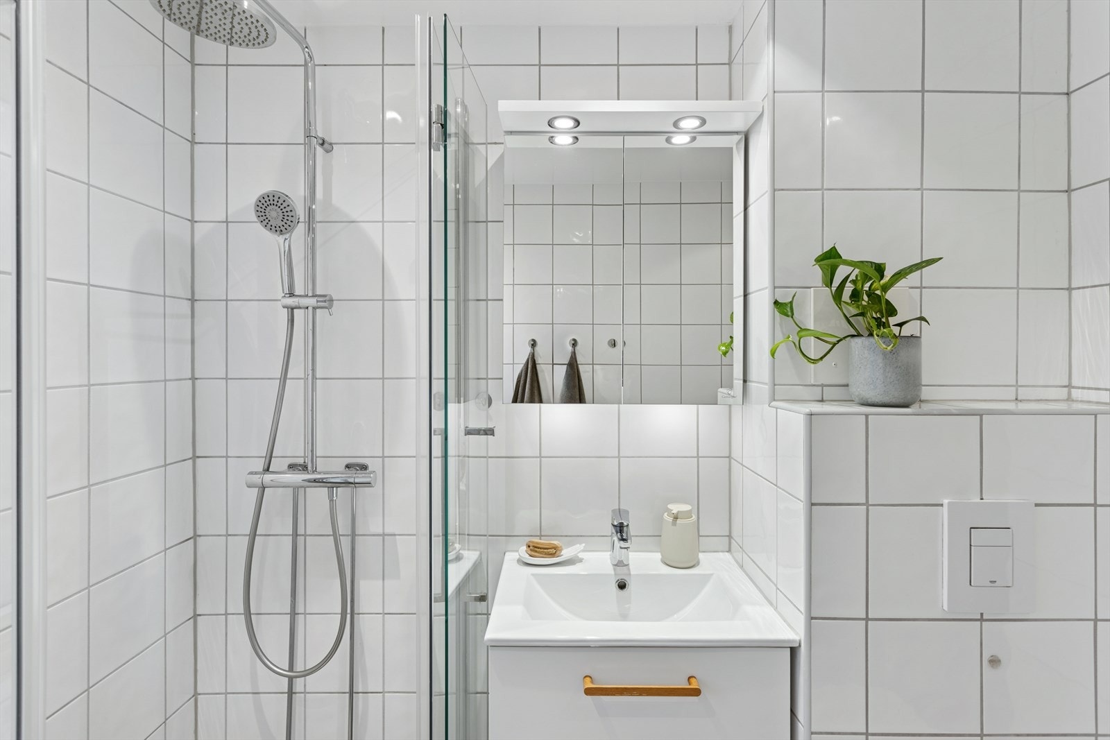 Komplett servantskap og overskap er fra 2023. Galleribilde