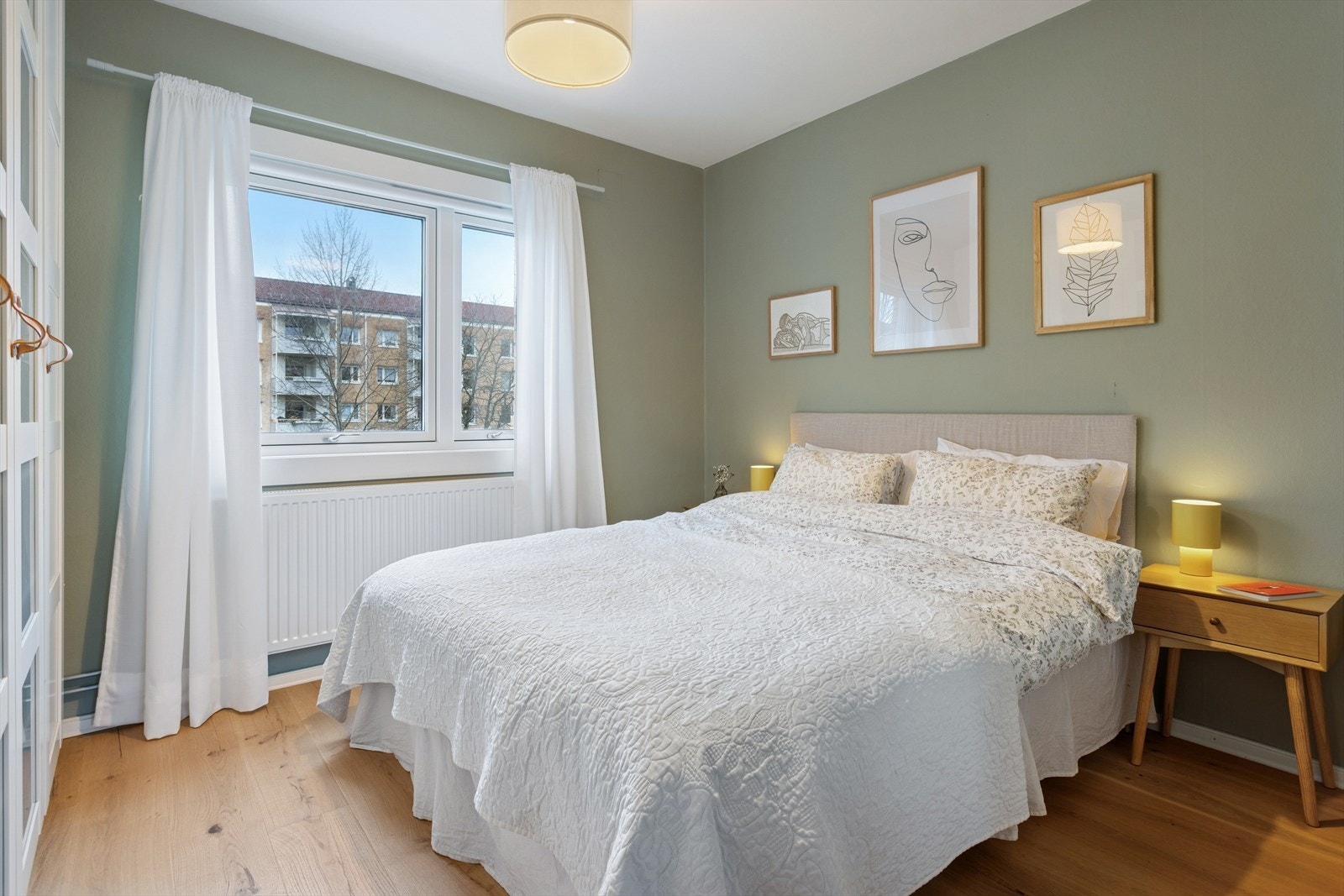 Leiligheten har to romslige og innbydende soverom, begge malt i delikate fargetoner som skaper en rolig og behagelig atmosfære. Begge rommene er praktisk innredet med integrerte garderobeskap. Galleribilde