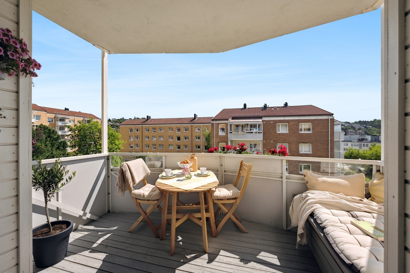 Leiligheten har en sørvendt balkong som fungerer som en naturlig forlengelse av stuen i sommerhalvåret. Galleribilde