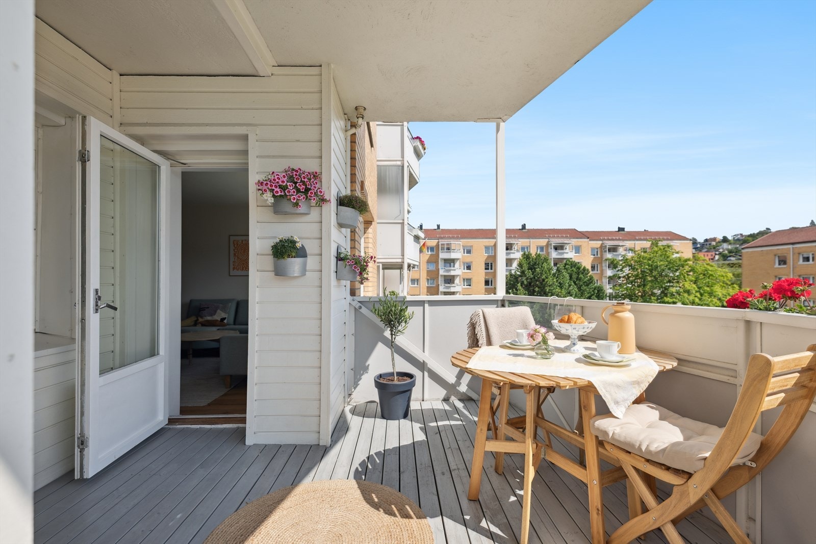 Gulvet er belagt med pent beiset spaltegulv som gir et lunt og gjennomført uttrykk. Galleribilde