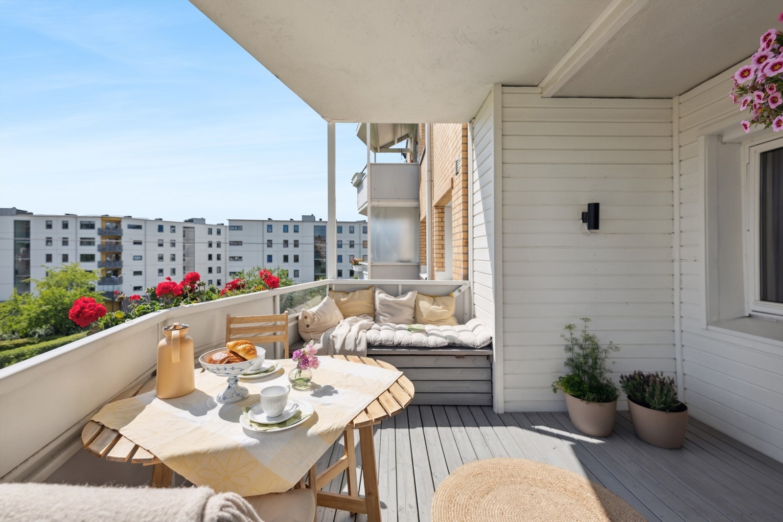 Balkongen har sol fra morgen og helt til ca. kl. 18-19 midtsommer, og gir ypperlige forhold for både morgenkaffe, avslapning og hyggelige måltider utendørs. Galleribilde