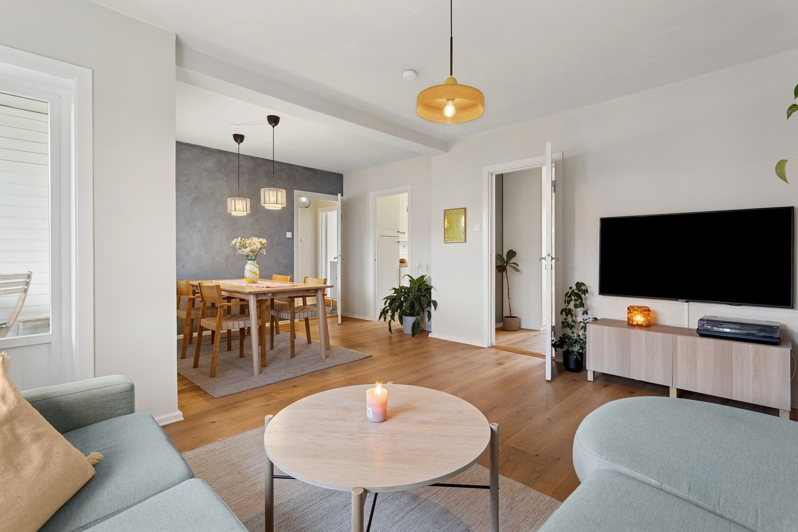 Her er det gode møbleringsmuligheter og en naturlig flyt mellom spise- og oppholdssone, perfekt for både hverdagsliv og hyggelige sammenkomster. Galleribilde