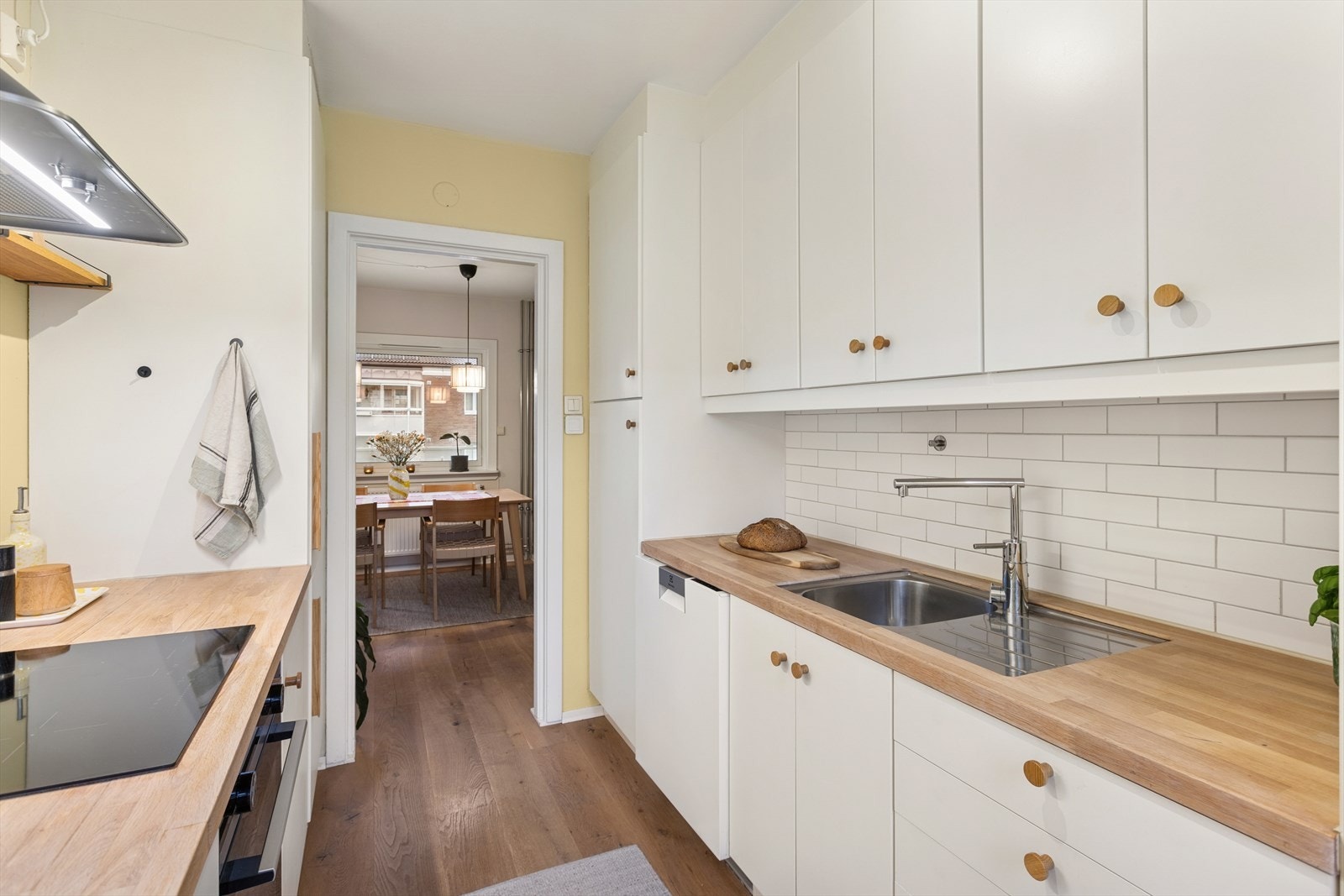 Fliser på vegg over benk er både praktisk og dekorativt. Galleribilde