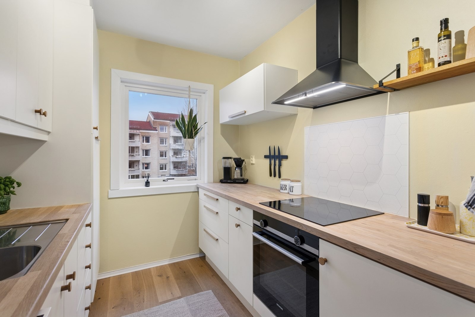 Kjøkkenet ligger i adskilt løsning og fremstår som moderne, samt funksjonelt, med takhøy kjøkkeninnredning som gir rikelig med oppbevaringsplass. Galleribilde