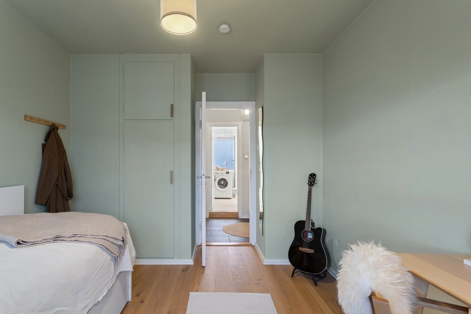 Gjennomtenkte løsninger og god størrelse på begge rom gjør dette til en funksjonell bolig som passer godt for både par og små familier. Galleribilde