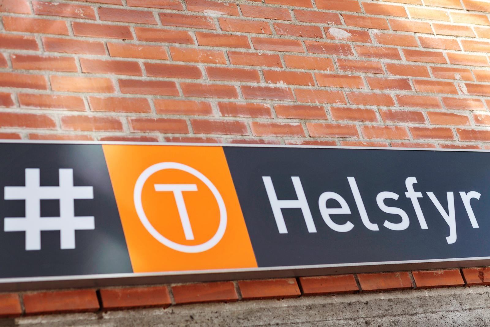 Kun en kort spasertur til knutepunktet på Helsfyr. I tillegg har buss 37 holdeplass like i nærheten. Galleribilde