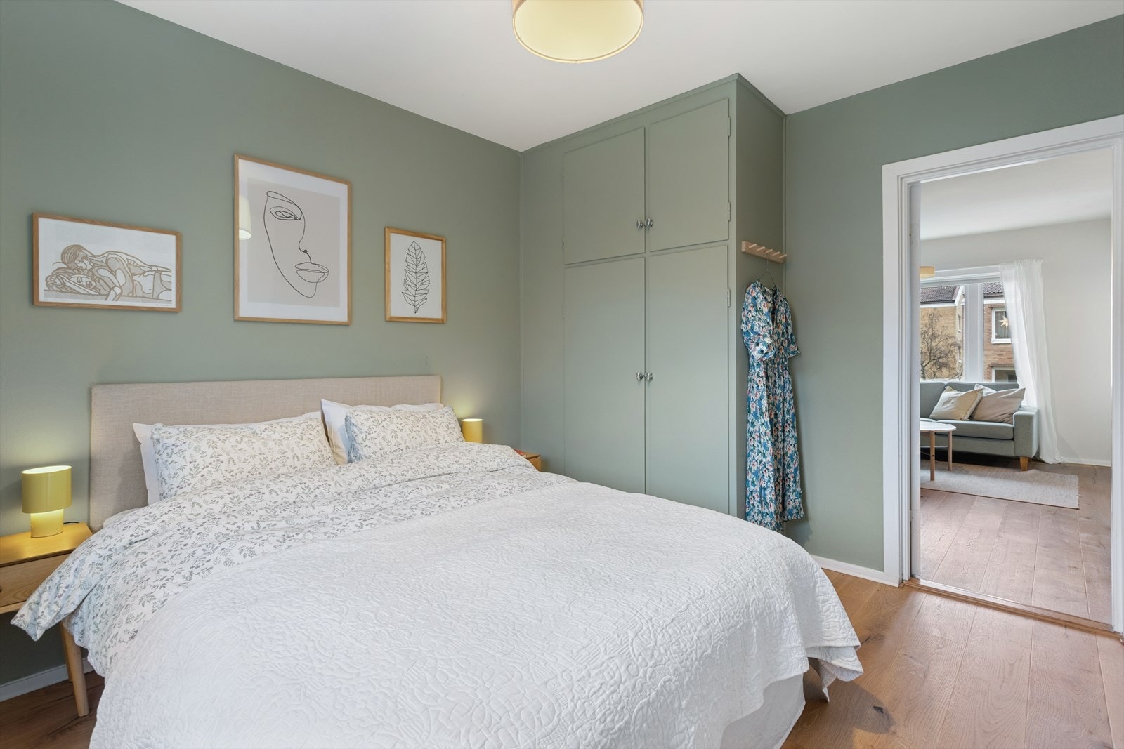 Hovedsoverommet er ekstra romslig og har god plass til dobbeltseng, nattbord og eventuelt ekstra møblement som kommode eller hjemmekontorplass. Galleribilde