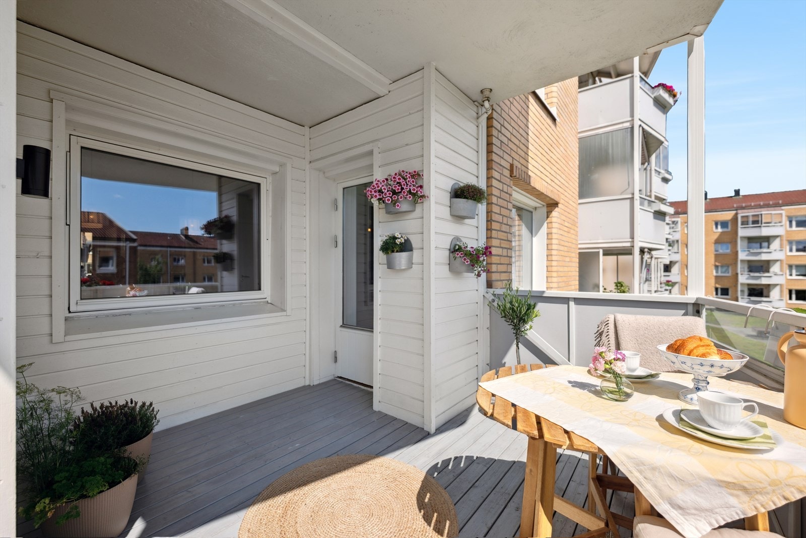 God plass til sittegruppe og beplantning gjør dette til et trivelig uterom med fint utsyn. Galleribilde