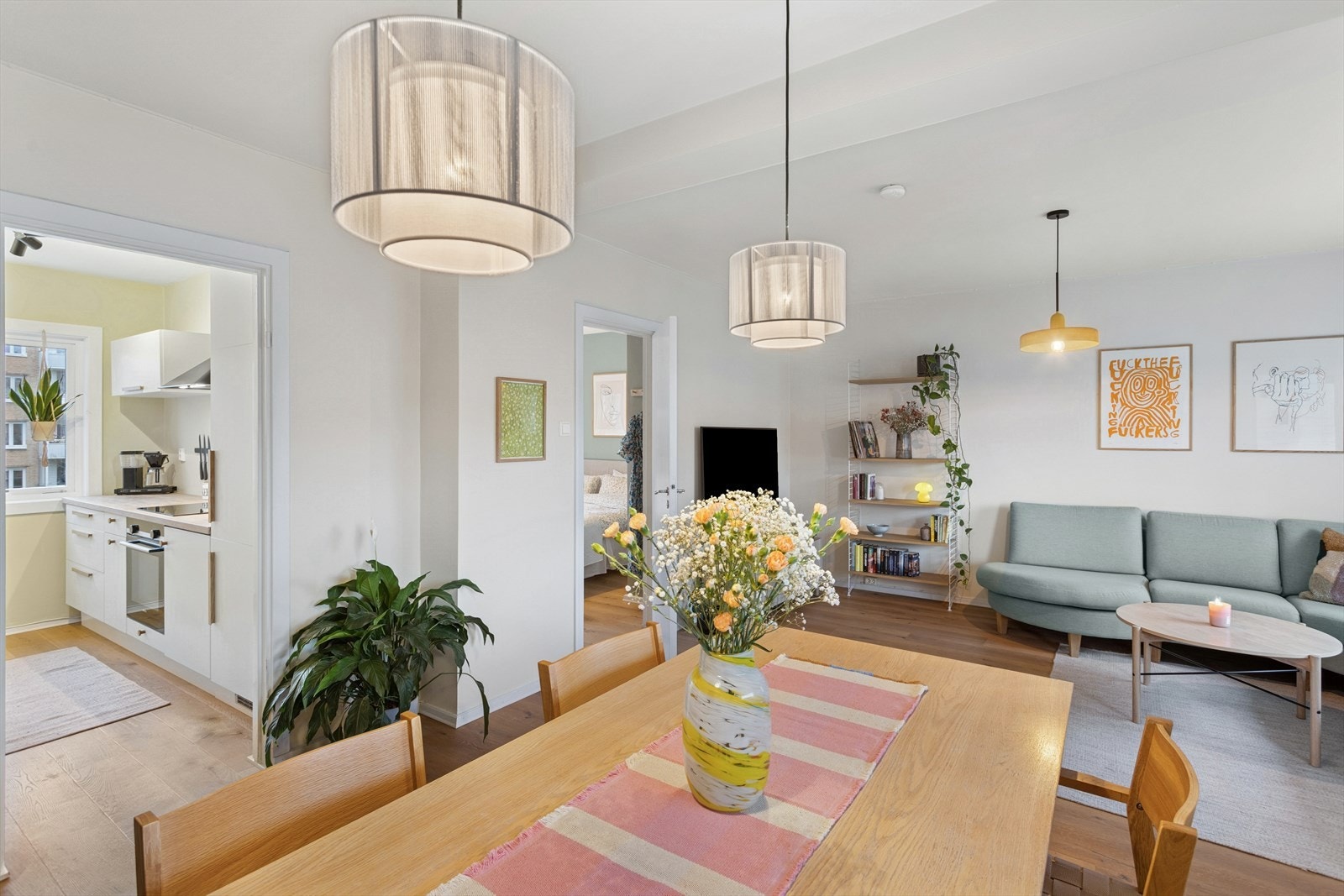 Stuen fremstår som lys og romslig, med en god og sosial løsning som gir plass til både sofagruppe og spisebord. Galleribilde