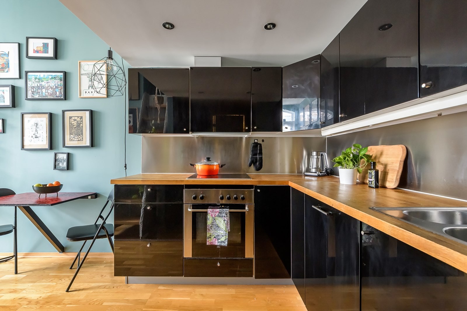 Det er ikke komfyrvakt og automatisk vannstopper da det ikke var et krav da kjøkkenet ble montert Galleribilde