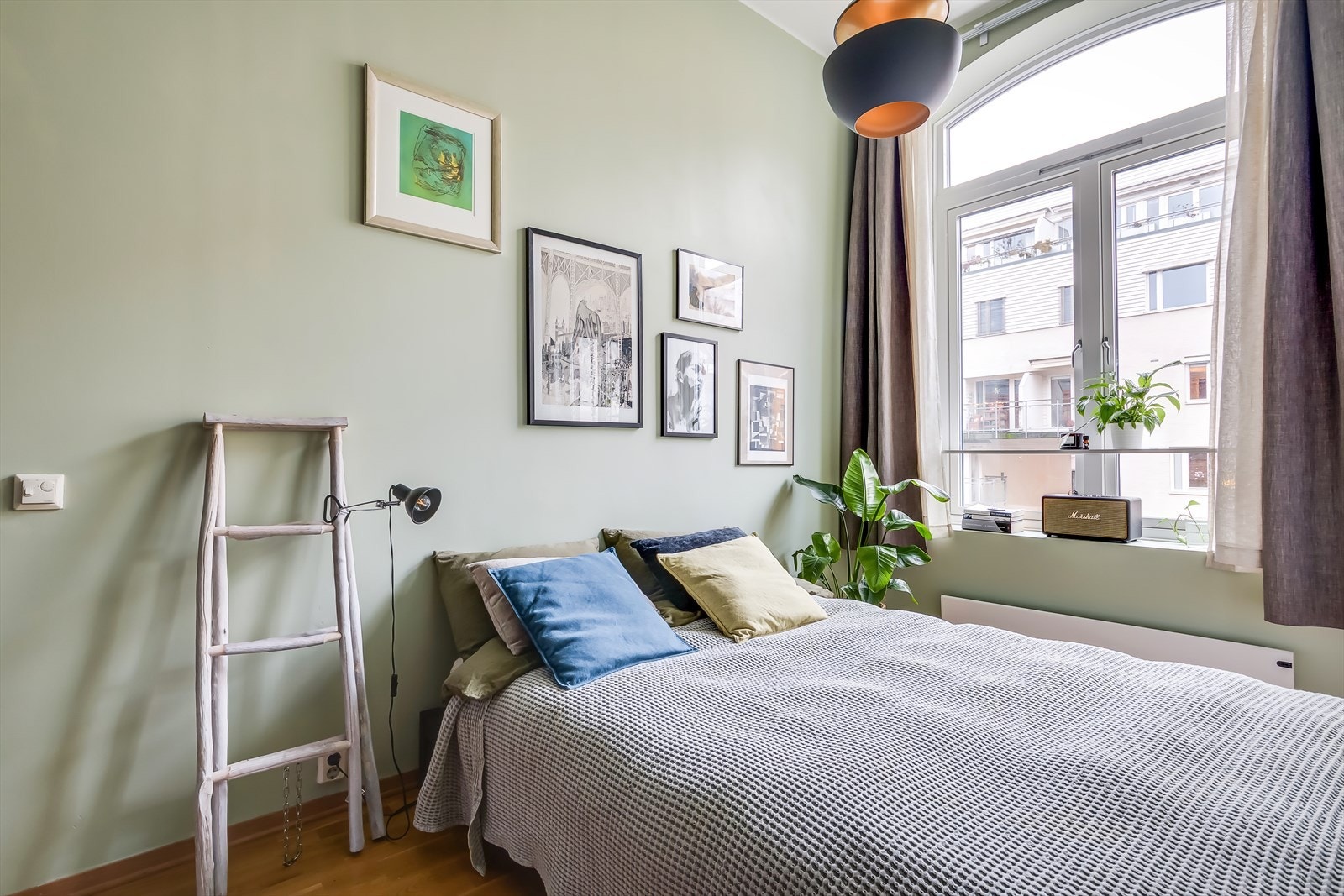 Lunt soverom vendt mot rolige omgivelser Galleribilde