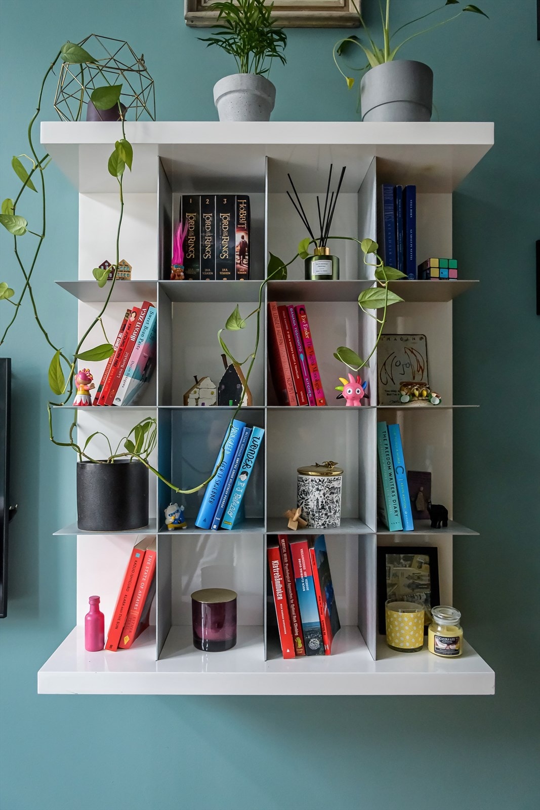 Fastmonterte hyller i stue medfølger Galleribilde