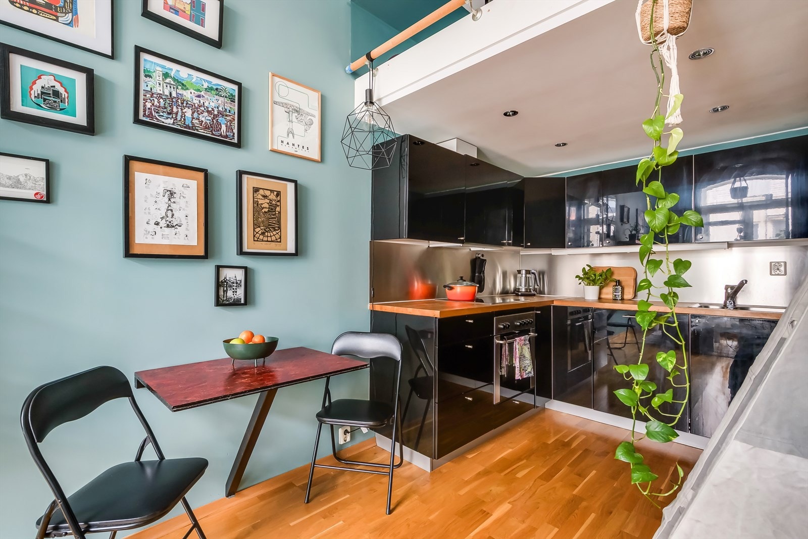 Kjøkkenet er innredet med slette fronter og heltre benkeplate Galleribilde