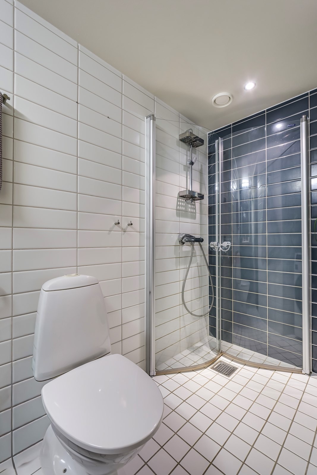 Baderomsinnredningen består av servantskap, dusjsone, toalett og opplegg for vaskemaskin Galleribilde