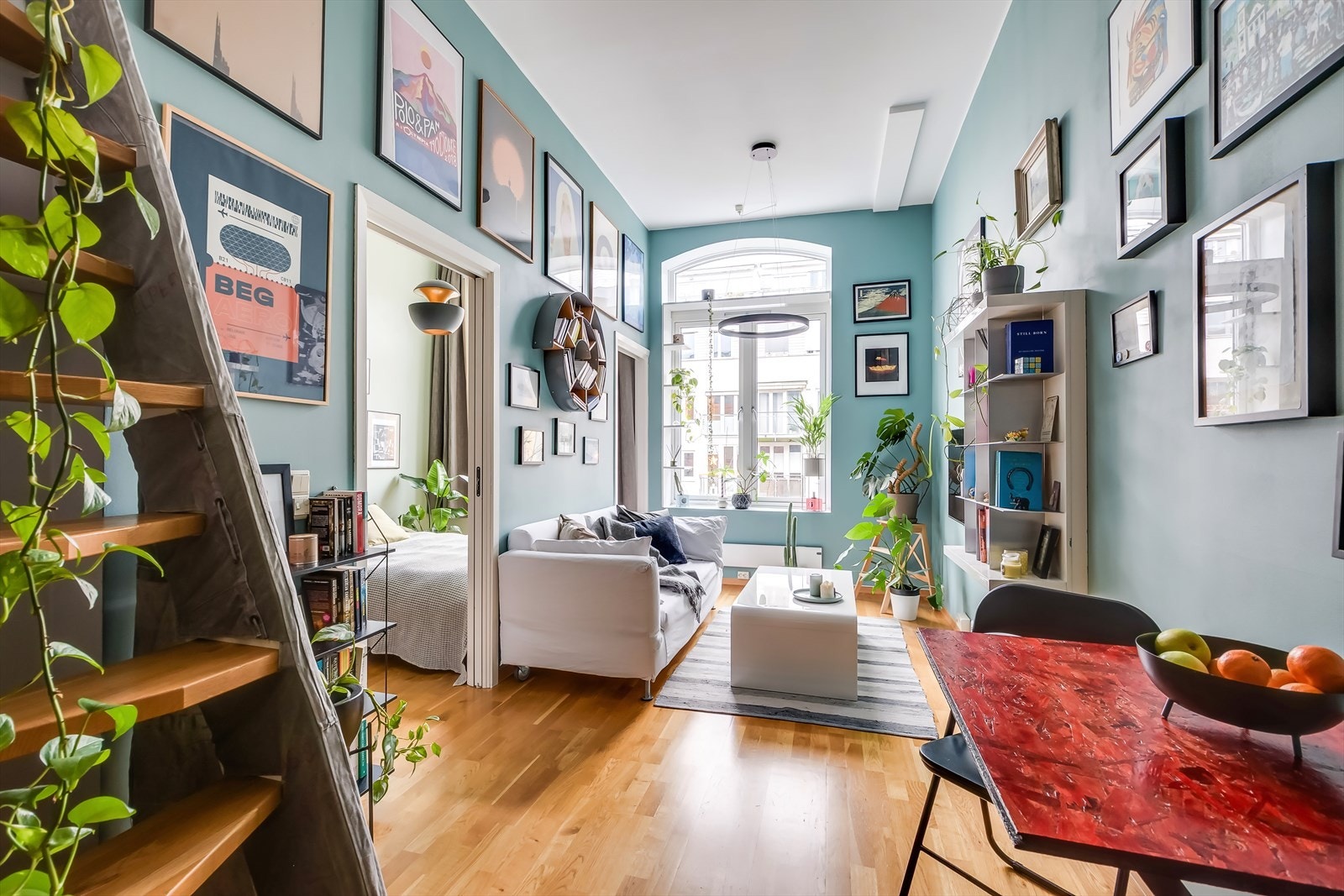 Romslig stue med over 3 meters takhøyde og flotte vindusflater fra 2021 som slipper inn rikelig med dagslys Galleribilde