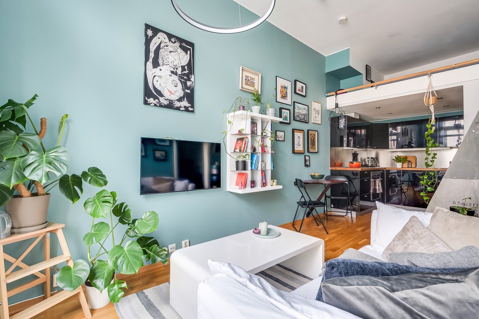 Stuen og kjøkkenet har en åpen og sosial planløsning Galleribilde